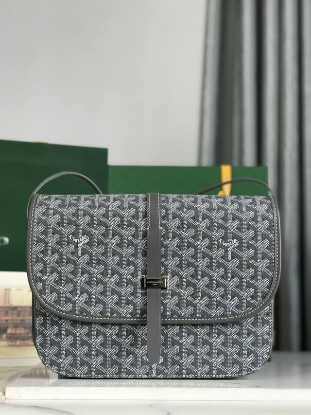 Goyard全新推出的goyard Belvédère Belvédère包最经典的特质：简约优雅，轻便实用。单狭带扣流畅地穿过金属环，开关自如；皮质镶边以线条