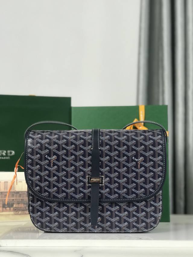 Goyard全新推出的goyard Belvédère Belvédère包最经典的特质：简约优雅，轻便实用。单狭带扣流畅地穿过金属环，开关自如；皮质镶边以线条