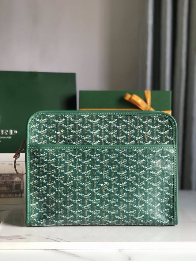 Goyard Jouvence 洗漱包 Goyard Jouvence 洗漱包系列一直是goyard生活和旅行艺术的经典之作！牛皮手工制作 搭配黄色里布、内外均