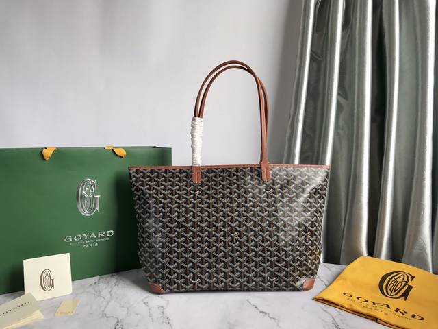 Goyard 戈雅 经多次研究与改良，不断提升面料与皮质，全方位独家定制只为不断达到客户的高品质要求 如果你担心没拉链的安全性不够高、那么拉链款的托特包绝对是首