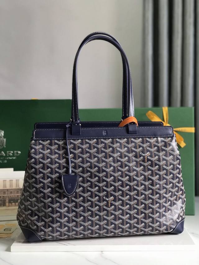 Goyard Tote通勤系列 Bellechasse Biaude 敞篷包有可以容纳a4文件的宽大内容量,能满足日常及商务通勤使用需求。内有由未印刷涂层的帆布 Goyard Tote通勤系列 Bellechasse Biaude 敞篷包有可以容纳a4文件的宽大内容量,能满足日常及商务通勤使用需求。内有由未印刷涂层的帆布