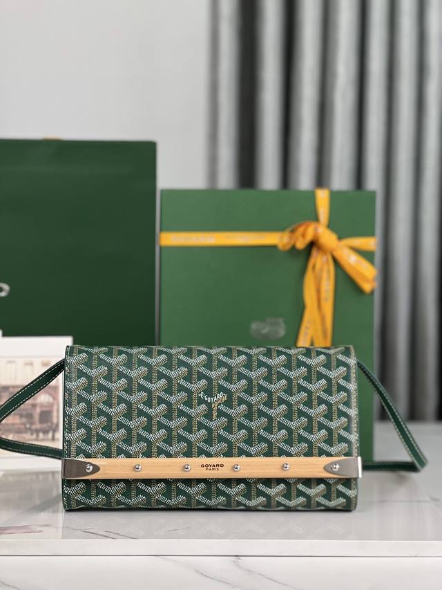 Monte-Carlo小号手拿包，适用于最大尺寸16.5×7.8厘米的手机，附带肩带拆卸且调节长度，最小35Cm最大46Cm，既可肩背跟斜挎亦可手拿，复古时尚又