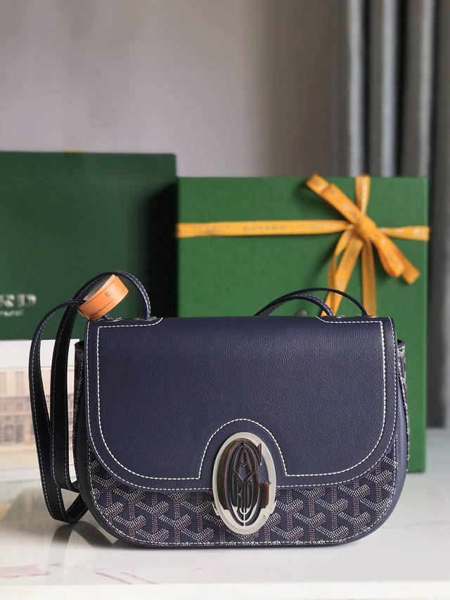 Goyard 233 Lll 既保留了经典版的标志性元素，如醒目的金属logo扣、整面的皮革翻盖和独特的曲线外形，同时赋予这款包袋更轻盈的流线设计以及更摩登的当