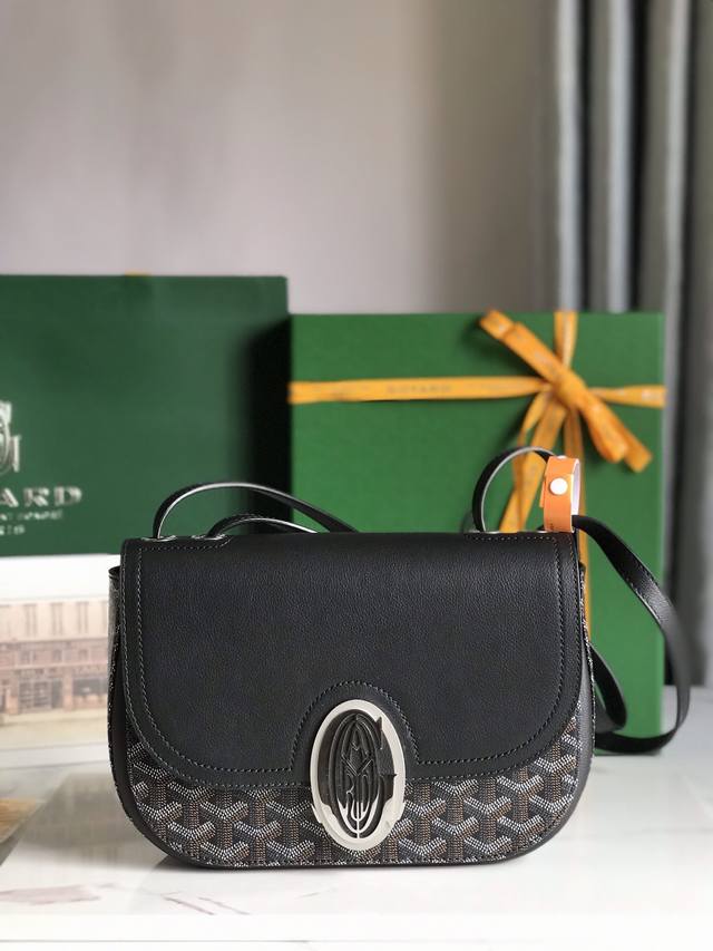 Goyard 233 Lll 既保留了经典版的标志性元素，如醒目的金属logo扣、整面的皮革翻盖和独特的曲线外形，同时赋予这款包袋更轻盈的流线设计以及更摩登的当