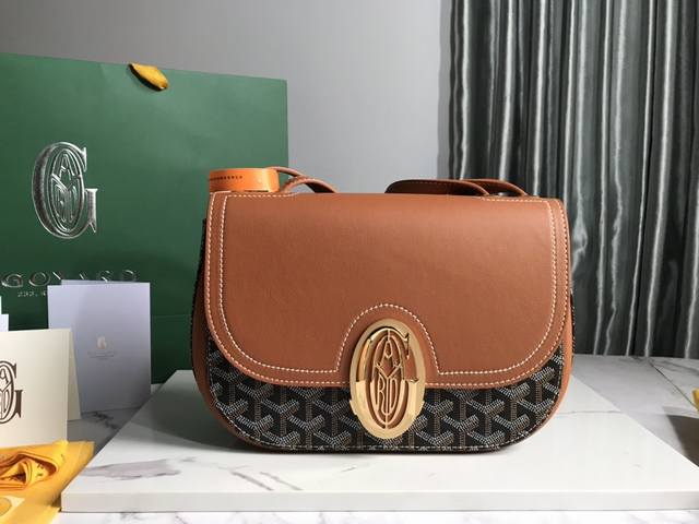 Goyard 233 Lll免税版 Goyard 233 Lll 既保留了经典版的标志性元素，如醒目的金属logo扣、整面的皮革翻盖和独特的曲线外形，同时赋予这