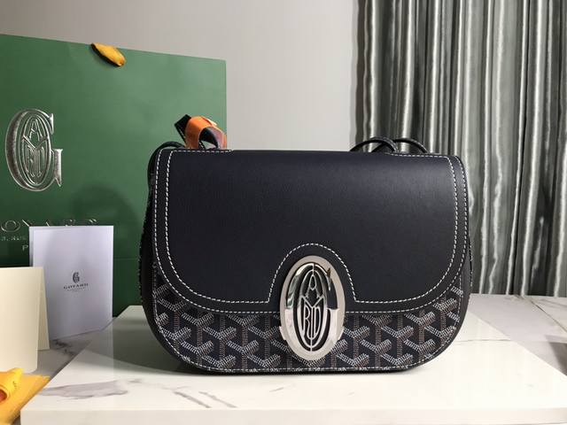 Goyard 全新233 Lll免税版 Goyard 233 Lll 既保留了经典版的标志性元素，如醒目的金属logo扣、整面的皮革翻盖和独特的曲线外形，同时赋