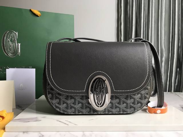 Goyard 233 Lll免税版 Goyard 233 Lll 既保留了经典版的标志性元素，如醒目的金属logo扣、整面的皮革翻盖和独特的曲线外形，同时赋予这