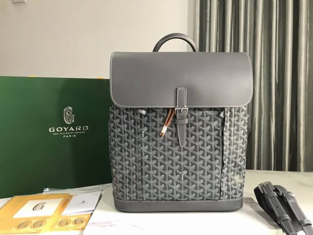 Goyard&Alpin 法语意为“登山者”，是城市冒险家。 是代表绅士亦充满冒险精神的alpin背包、纯手缝、法国进口蜡线、做工精细、面料耐磨、世代传承的传统