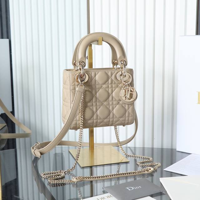 原厂皮配羊绒内里 Lady Dior 三格奶茶色,经典款戴妃包手袋集中体现了 Dior 对典雅和美丽的深刻洞见。精心制作,以藤格纹缉面线打造醒目的绗缝细节,高雅 原厂皮配羊绒内里 Lady Dior 三格奶茶色,经典款戴妃包手袋集中体现了 Dior 对典雅和美丽的深刻洞见。精心制作,以藤格纹缉面线打造醒目的绗缝细节,高雅