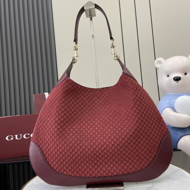 配全套原厂绿色礼品袋 新款 Gucci Body双锁扣中号肩背包 呈献gucci Body双锁扣手袋系列，灵感来源于上世纪50年代典藏设计。这款中号肩背包承载2