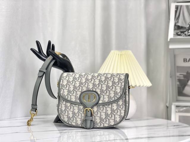 Lady Bobby 材质:刺绣皮 尺寸:22X17X6Cm 颜色:灰色 翻盖设计 品质看细节图 款号:2170 Lady Bobby 材质:刺绣皮 尺寸:22X17X6Cm 颜色:灰色 翻盖设计 品质看细节图 款号:2170