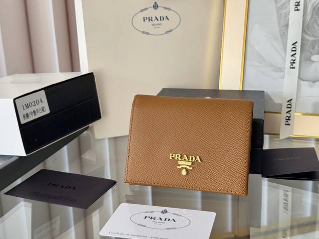 Prada 女士两折短夹，有零钱袋，硬币袋 型号1M0204，十字纹牛皮 尺寸：11.2X9.5Cm， 简单实用提升个人品味的一款