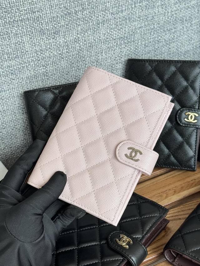新品 Chanel 多功能护照夹 这款设计以后也可能进入经典系列 款号：A P3678 A P9086 原单品质！细节美到淋漓尽致、 尺寸15*10*3Cm。
