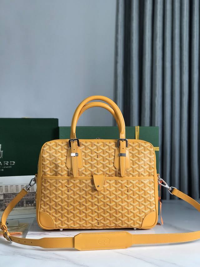 Goyard Ambassad Messagebag小号公文包 Ambassade系列旨在满足注重精致的商务女性和男性客户的需求，是理想的商务伴侣其容量和各种口