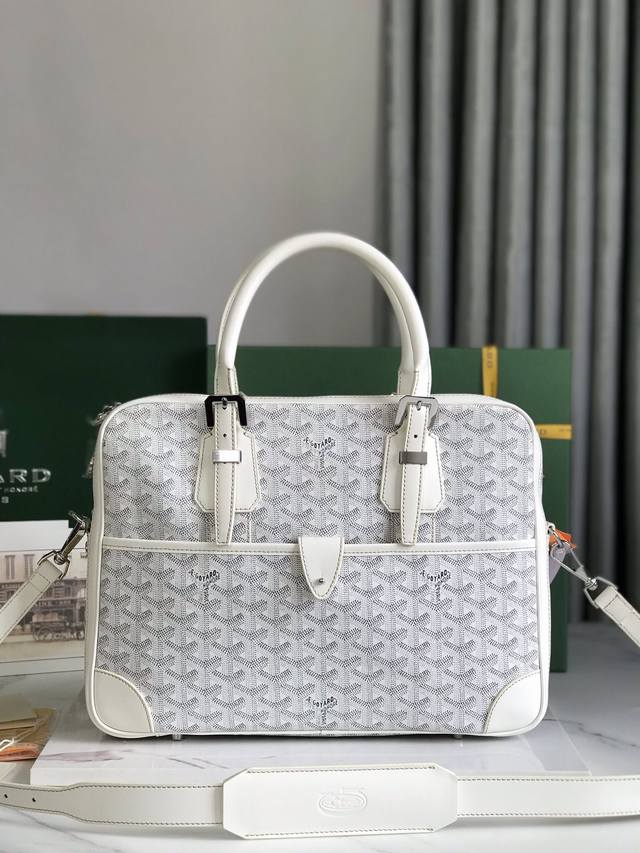 Goyard Ambassad Messagebag小号公文包 Ambassade系列旨在满足注重精致的商务女性和男性客户的需求，是理想的商务伴侣其容量和各种口