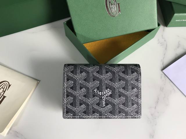 Goyard 卡片夹cardcase 日常搭配必备单品 G0Yard 戈雅 成立于1853年，已超过 年的历史，面料以麻，棉及大麻纤维混合织成后再涂上光面的树胶