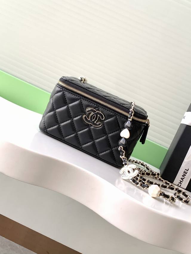 23P珐琅扣爱心化妆小口红盒子 小型收纳盒 原版五金 进口羊皮、上身效果超赞 款号3231 尺寸17-9.5-8 全套包装 23P珐琅扣爱心化妆小口红盒子 小型收纳盒 原版五金 进口羊皮、上身效果超赞 款号3231 尺寸17-9.5-8 全套包装