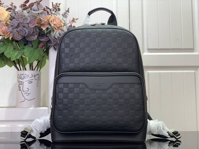 顶级原单 Campus 双肩包 N40094 本款 Campus 双肩包的 Damier Infini 牛皮呈现银色光泽，品牌经典 Damier 棋盘格以压纹质