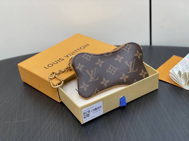 原单精品 M12616老花 钥匙包骨头包钱包系列 Bone 钥匙包 Pharrell Williams 选用 Monogram 帆布，以骨头造型重绎经典钥匙包。