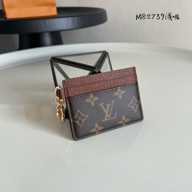 芯片版 顶级原单 M82739浅啡!這款lv Charms名片夾以monogram塗層帆布及牛皮製造,是送禮佳品。名片夾綴有兩個金色monogram Bloss 芯片版 顶级原单 M82739浅啡!這款lv Charms名片夾以monogram塗層帆布及牛皮製造,是送禮佳品。名片夾綴有兩個金色monogram Bloss