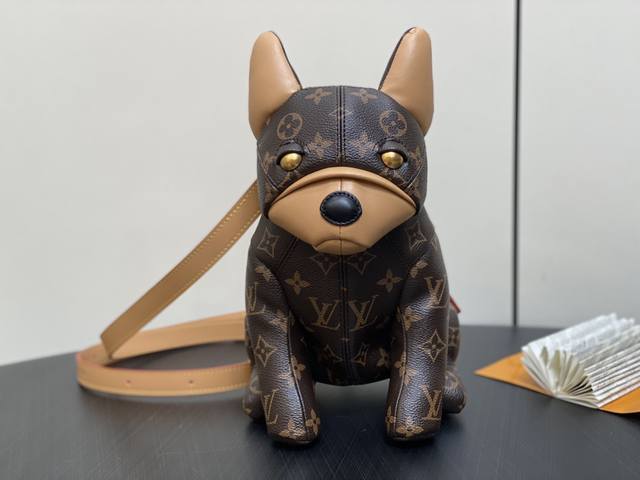 原单精品 M12617老花 法斗狗单肩包系列 本款 Pooch Bag 手袋以玲珑构型浓缩路易威登经典设计元素。Monogram 帆布包身融入做旧饰边，皮革裁出