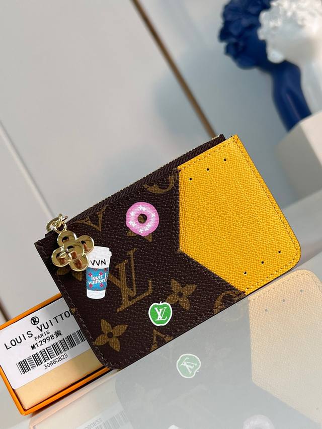 出厂价 顶级原单 M12998 Snow Show 系列 Romy 卡夹兼备风琴拉链袋的功能元素和传统卡夹的简约格调。Monogram 帆布搭配彩色皮革内衬,L 出厂价 顶级原单 M12998 Snow Show 系列 Romy 卡夹兼备风琴拉链袋的功能元素和传统卡夹的简约格调。Monogram 帆布搭配彩色皮革内衬,L