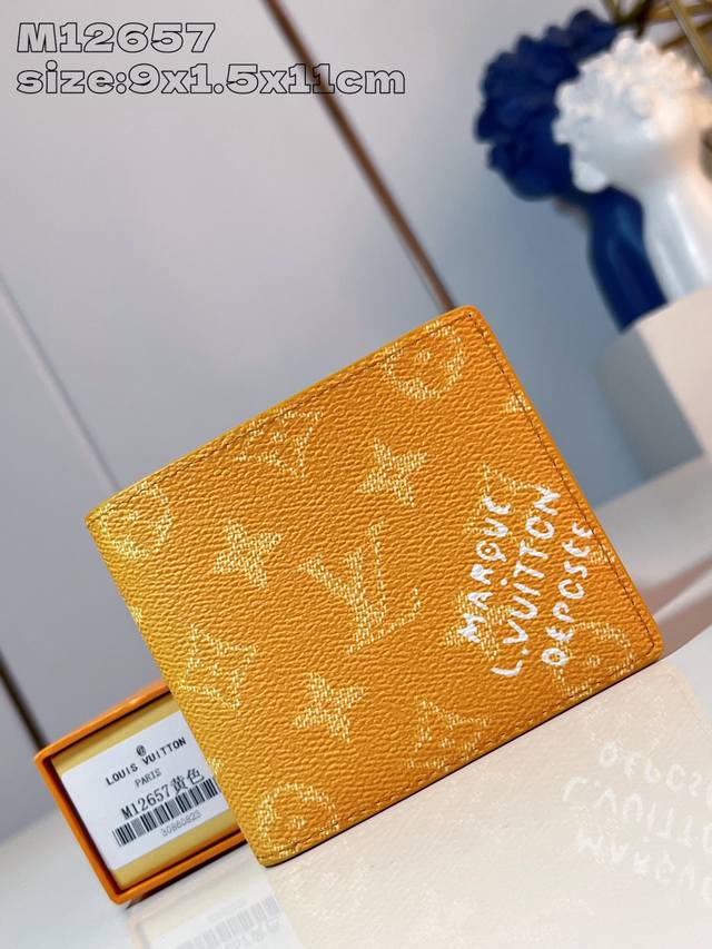 出厂价 顶级原单 M12657黄 本款 Multiple 钱夹以 Monogram Heritage 帆布释放摩登格调,细腻展现纵横纹理和 Marque L.V 出厂价 顶级原单 M12657黄 本款 Multiple 钱夹以 Monogram Heritage 帆布释放摩登格调,细腻展现纵横纹理和 Marque L.V