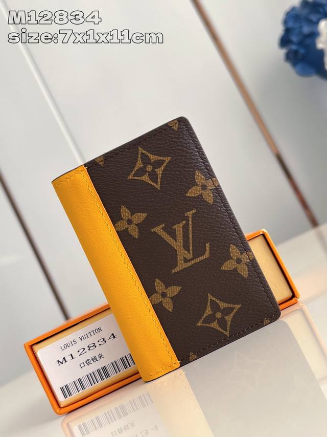出厂价 顶级原单 M12834黄 此款路易威登口袋钱夹身材小巧,功能强大,可存放信用卡、纸币与票据,可轻易放入手袋或衣服口袋中。11.1 X 1 X 7.5厘米 出厂价 顶级原单 M12834黄 此款路易威登口袋钱夹身材小巧,功能强大,可存放信用卡、纸币与票据,可轻易放入手袋或衣服口袋中。11.1 X 1 X 7.5厘米