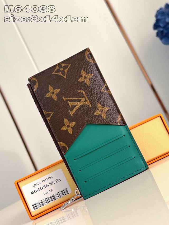 出厂价 顶级原单 M64038绿 本款 Coin 卡夹结合 Monogram Macassar 帆布和鲜亮 Taurillon 皮革饰边,为紧凑构型融入拉链隔层 出厂价 顶级原单 M64038绿 本款 Coin 卡夹结合 Monogram Macassar 帆布和鲜亮 Taurillon 皮革饰边,为紧凑构型融入拉链隔层
