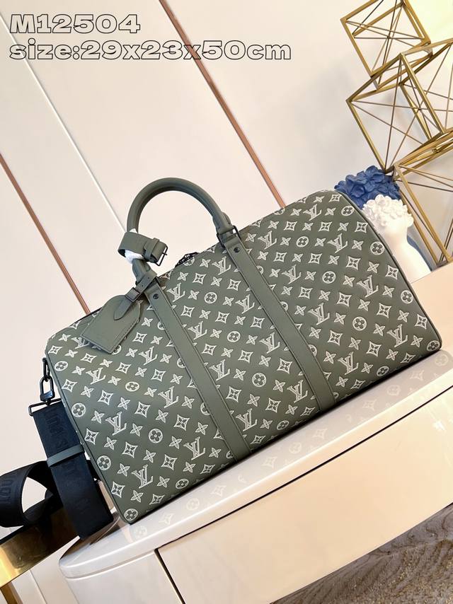 出厂价 顶级原单 M 4 本款 Keepall Bandoulière 50 旅行袋拥有 Monogram Shadow 压纹牛皮革的雅致色调，为经典设计注入动