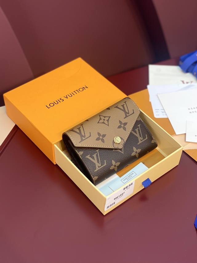 出厂价 M81557黄花！Victorine 钱夹！拼合 Monogram 和 Monogram Reverse 帆布 以精巧信封式设计开启充裕空间 囊括钞票隔