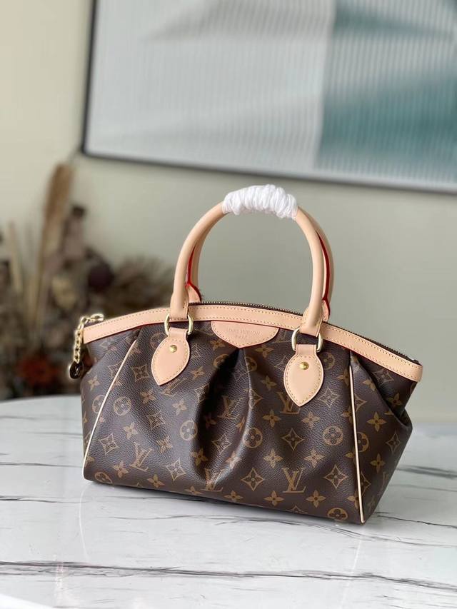 顶级原厂 M40143 Tvoli Pm 中号手袋 这款手袋采用褶皱monogram帆布制作，外观为bowling包样式，设有底部护钉，手感柔软，特别适合平日使