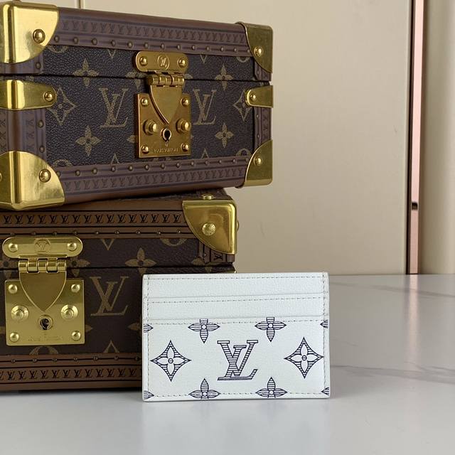 顶级原厂 Double 卡夹 M83700深蓝 这款double 卡夹 释放 Monogram Shadow 皮革的典雅魅力。细腻牛皮革压印经典 Monogra 顶级原厂 Double 卡夹 M83700深蓝 这款double 卡夹 释放 Monogram Shadow 皮革的典雅魅力。细腻牛皮革压印经典 Monogra