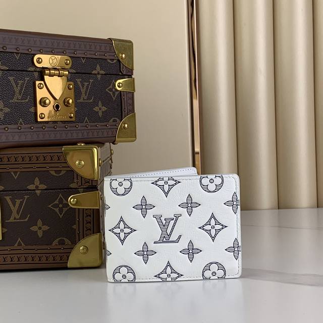 顶级原厂 Multiple 钱夹 M83380白色 M83379深蓝 本款 Multiple 钱夹取材柔软monogram Shadow 牛皮革,以 Monog 顶级原厂 Multiple 钱夹 M83380白色 M83379深蓝 本款 Multiple 钱夹取材柔软monogram Shadow 牛皮革,以 Monog