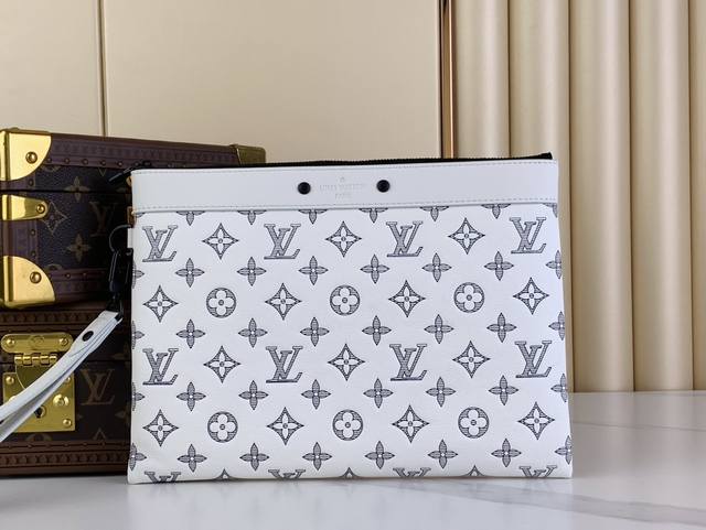 顶级原厂 Pochette To-Go 手拿包 M83328白色 本款 Pochette To-Go手拿包取材考究monogram Shadow压纹牛皮革,以拉 顶级原厂 Pochette To-Go 手拿包 M83328白色 本款 Pochette To-Go手拿包取材考究monogram Shadow压纹牛皮革,以拉