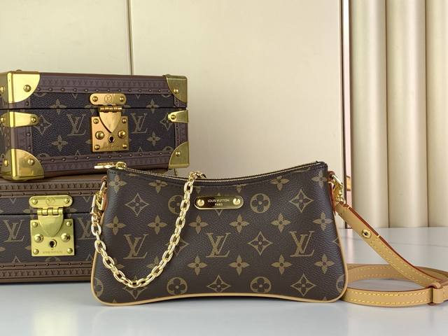 顶级原厂 Liv Pochette 手袋 M83008 老花 Monogram 帆布中的 Liv Pochette Double 设计为紧贴在手臂下。它配有可拆