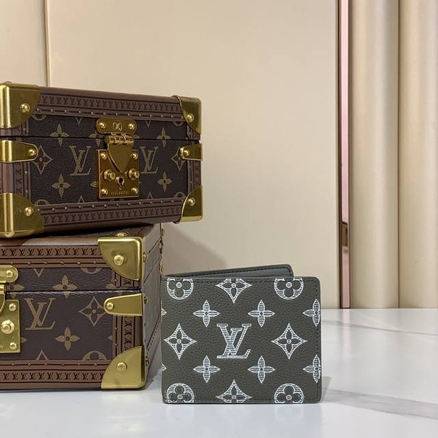 顶级原厂 Multiple钱夹 M60895 12500 军绿色 条纹压花 设计清爽简洁，黑色monogram Shadow小牛皮面料质地十分柔软，饰有标志性m