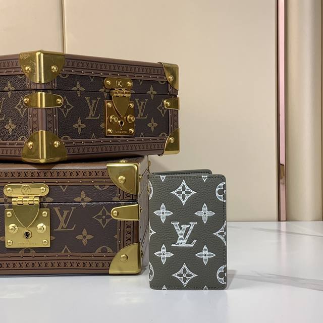 顶级原厂 口袋卡夹 钱夹 M61696 12501 军绿色 条纹压花 本款口袋钱夹以柔软 Monogram Shadow 牛皮革成就紧凑构型,设有卡片夹层、内袋 顶级原厂 口袋卡夹 钱夹 M61696 12501 军绿色 条纹压花 本款口袋钱夹以柔软 Monogram Shadow 牛皮革成就紧凑构型,设有卡片夹层、内袋