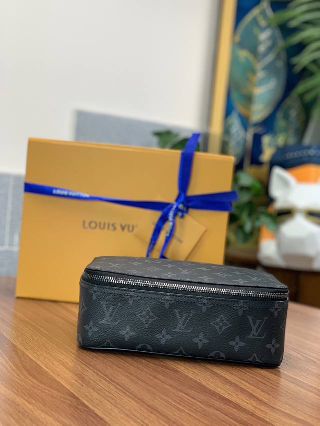 顶级原厂 M43689黑花 使用 Packing Cube 中号号手袋收纳衬衫、毛衣、半身裙与裤装,让手提箱空间井然有序,亦可在抵达目的地之后将行李存放于壁橱或 顶级原厂 M43689黑花 使用 Packing Cube 中号号手袋收纳衬衫、毛衣、半身裙与裤装,让手提箱空间井然有序,亦可在抵达目的地之后将行李存放于壁橱或