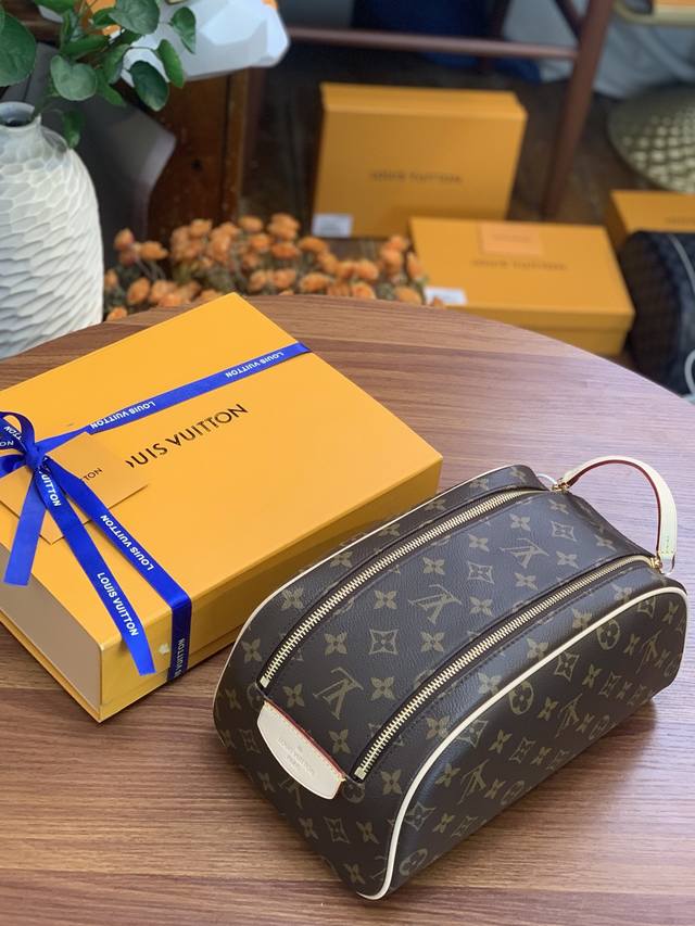 顶级原厂 47528老花！大号的盥洗包外观大方，以手感柔软的帆布制成，配有双拉链大开口，便于取放物品。可收纳您所有的盥洗必需品。-Damier帆布质地，棉布内衬