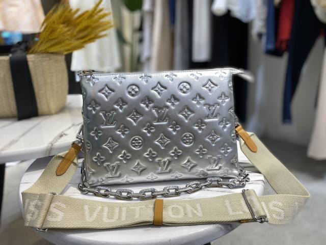 顶级原单 M57793白 M57790黑 M57913银 M57936绿 M57792红 Coussin 小号手袋于 春夏时装秀大放异彩。Monogram 压纹