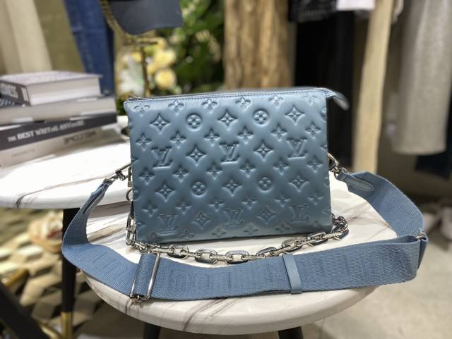 顶级原单 M57790M58699雾霾蓝 M59276 玫瑰粉 Coussin 小号手袋于 春夏时装秀大放异彩。Monogram 压纹蓬松绵羊皮打造靠枕构型,为 顶级原单 M57790M58699雾霾蓝 M59276 玫瑰粉 Coussin 小号手袋于 春夏时装秀大放异彩。Monogram 压纹蓬松绵羊皮打造靠枕构型,为