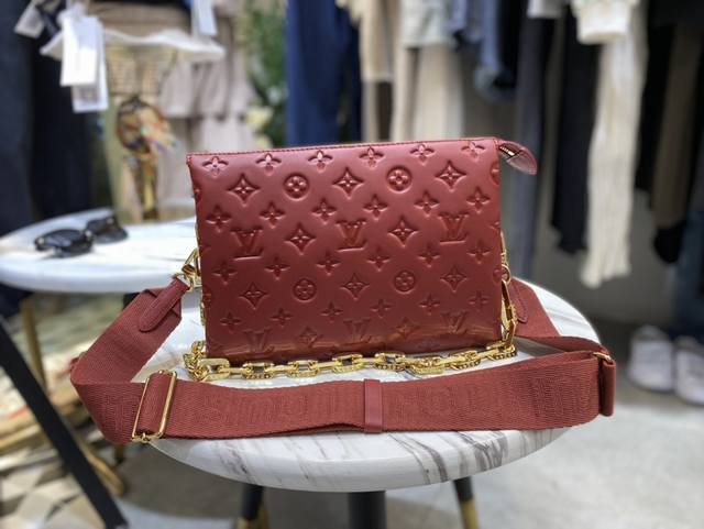 顶级原单 M57790克 M59277卡其 M59275枣红 M58699雾霾蓝 M59276 玫瑰粉 Coussin 小号手袋于 春夏时装秀大放异彩。Mono 顶级原单 M57790克 M59277卡其 M59275枣红 M58699雾霾蓝 M59276 玫瑰粉 Coussin 小号手袋于 春夏时装秀大放异彩。Mono