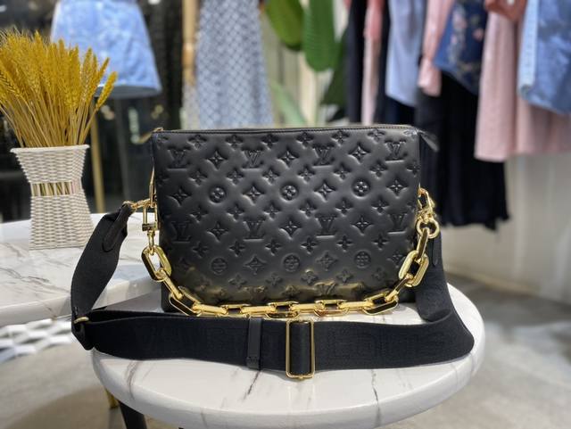 顶级原单 M57782 大号军绿色 57783大号黑色 全钢五金 Coussin 中号手袋于 春夏时装秀俘获视线。Monogram 压纹蓬松绵羊皮塑造宛如靠枕的