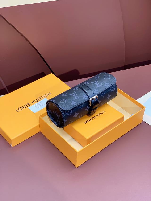 顶级原厂 {原单表盒}M43385 黑花!此款优雅腕表盒由风格硬朗的eclipse Monogram帆布面料裁制而成,配有可脱卸超细纤维衬垫,妥善存放三只腕表。 顶级原厂 {原单表盒}M43385 黑花!此款优雅腕表盒由风格硬朗的eclipse Monogram帆布面料裁制而成,配有可脱卸超细纤维衬垫,妥善存放三只腕表。