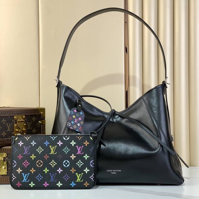 顶级原厂 Carryall Dark 中号手袋 M13105 村上隆 本款 Carryall Dark 中号手袋以柔软羊皮革塑造时尚慵懒廓形，由村上隆联名系列黑