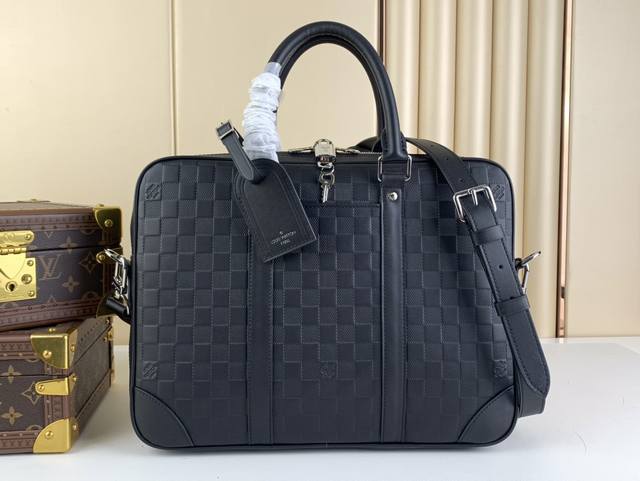 特惠 Voyage Nm 公文包 N40444 克色 棋盘格 本款 Voyage 小号公文包取材 Damier Infini 牛皮革，以棋盘格压纹传递儒雅风范。