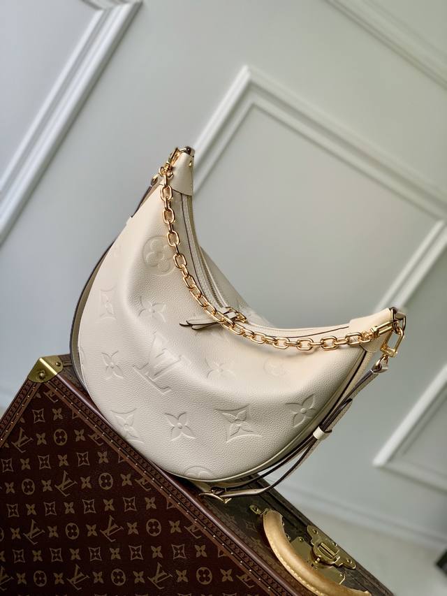 M46739 特惠 本款 Loop Hobo 手袋选用柔软 Monogram Empreinte 牛皮革塑造贴合身形的潮流半月构型，以充裕空间成就都市出行佳选。