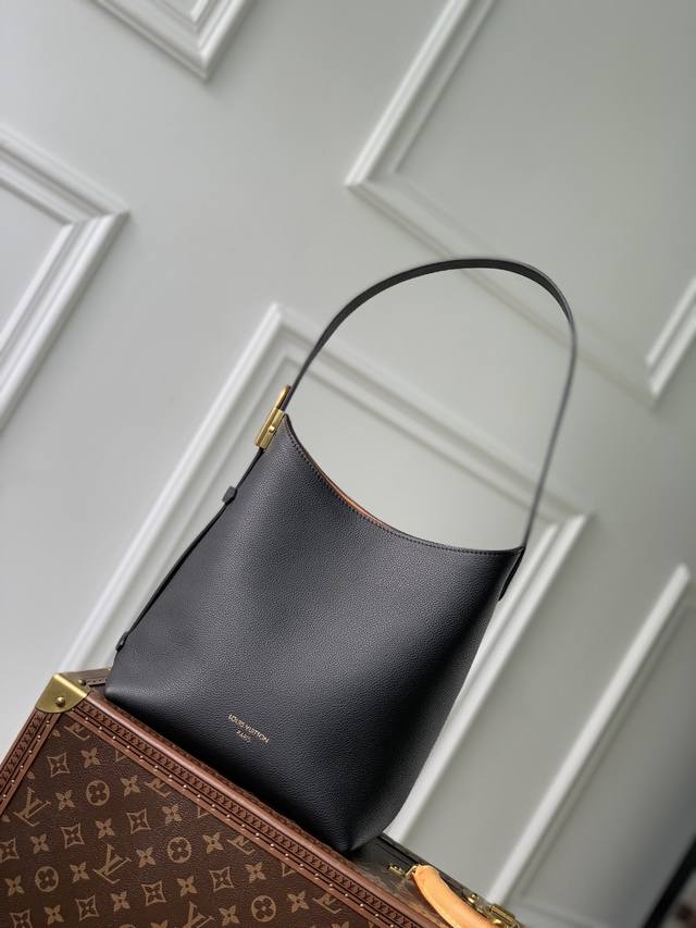 M25352黑 特惠 Low Key Hobo 小号手袋为光滑牛皮革搭配绒面牛皮革内衬,可容纳短款钱夹、大号智能手机、钥匙和其他小物。肩带可通过挂锁搭扣调节,可 M25352黑 特惠 Low Key Hobo 小号手袋为光滑牛皮革搭配绒面牛皮革内衬,可容纳短款钱夹、大号智能手机、钥匙和其他小物。肩带可通过挂锁搭扣调节,可