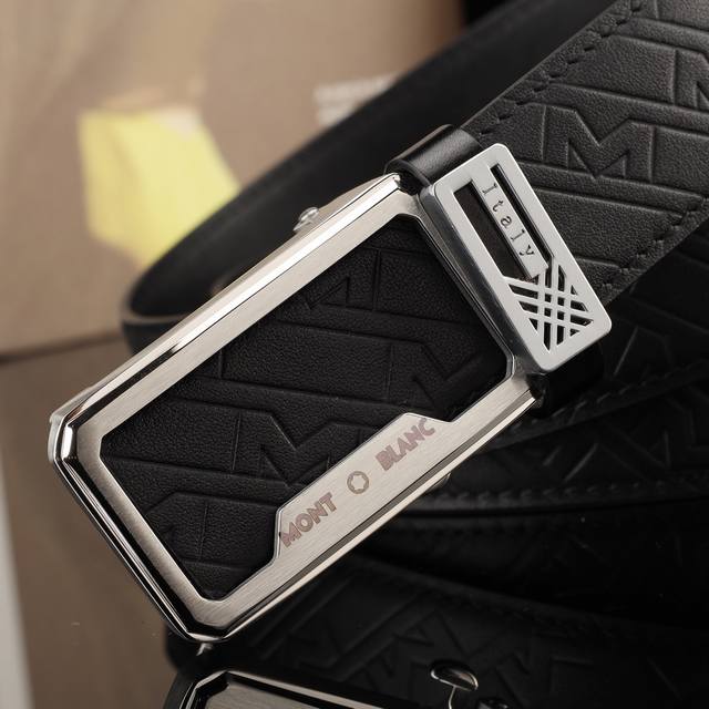 万宝龙新款纯钢自动扣系列，内穿式，宽度3.5Cm，配正版包装，新款压花带身工艺，五金精品打磨材质，头层牛皮，正版开模， 高清实拍大图 ，保质保量